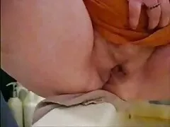 دختران عكس كون كوس جوان لزبین یک عیاشی بزرگ را در رختخواب ترتیب می دهند