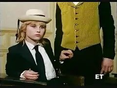 لزبین جوان زرق و برق دار در جوراب ساق بلند به شدت سیاوش دلسوز سکس در رختخواب لعنتی
