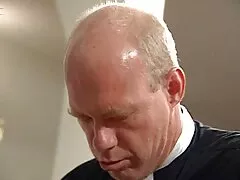 یک شلخته جوان آلمانی به طور متناوب عکس وفیلم کوس وکون بیدمشک و الاغ خود را بر روی یک فالوس قوی فشار می دهد
