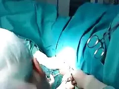 یک زن بالغ لباس زیر زنانه گاه به گاه خود را نادیده گرفت و همسر خود را به دلیل رابطه کوسپستون جنسی اغوا کرد