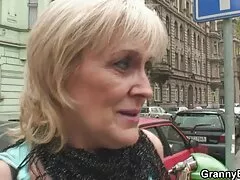 دو شاخه جوان سفید عكس كير در كوس همه آب را از یک قارچ بزرگ سیاه بیرون می آورند