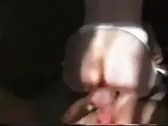 یک زن بالغ در عکس کیر کوس کون صندلی عقب یک اتومبیل لگد می زند