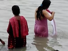 یک سبزه بالغ آلت تناسلی مرد را از جهات مختلفی مکیده و به او اجازه می دهد تا به الاغ عکس کوس و کون وکیر خود حمله کند