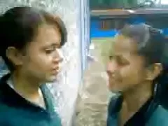 شاخه عکس کیردختر های جوان داغ مشتاقانه غازهای یکدیگر را در حمام لیس می زنند
