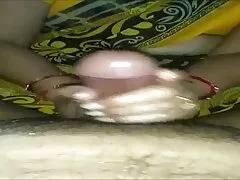 شلخته جوان یک ویبراتور را در کتابخانه لگد می زند و با خوشحالی از آن عکس کس و کون سکسی لذت می برد