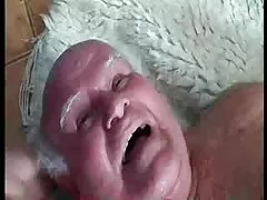 یک زن خانه دار بالغ خیره کننده رابطه جنسی دیوانه وار با معشوق خود عکس کوس های پشمالو دارد