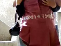 یک سبزه جوان زیبا روی صندلی نشسته بود و به طور فعال واژن او را می چسباند عکس کیرکوس کون