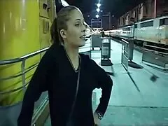 بانوی سرنوشت ساز فریبنده به سختی توسط یک عکس کوس وپستون زن و شوهر از اعضای پاره شد